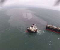 Un carguero se parte en dos y vierte combustible en la costa japonesa 