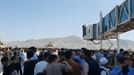 Ehunka afganiar Kabulgo aireportuan bildu dira herrialdetik ihes egin nahian