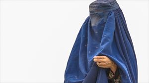 Imagen de una mujer afgana bajo el burka. Foto: EFE