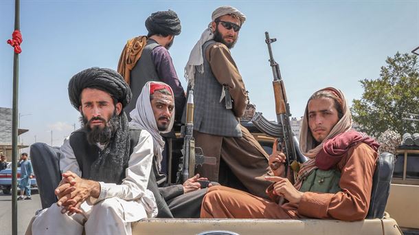 Varios soldados talibanes tras la toma de Kabul. 