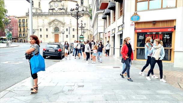 Varias personas paseando por Bilbao