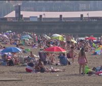 El buen tiempo anima a multitud de personas a acercarse a las playas, por segundo día consecutivo