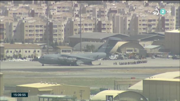 Aeropuerto de Kabul, esta mañana. Imagen obtenida de un vídeo de Agencias.