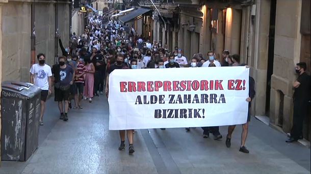 Manifestazioa Donostiako Parte Zaharrean, "poliziaren errepresioaren" aurka. Argazkia: EITB Media