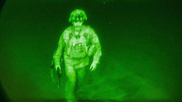 El último soldado estadounidense en dejar Afganistán abandona el aeropuerto.