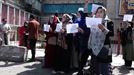 Mujeres afganas se manifiestan en Kabul para reclamar sus derechos a los talibanes