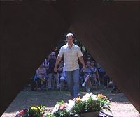 Familiares e instituciones homenajean a las víctimas del franquismo en la sima de Otsoportillo