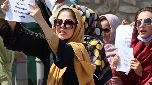 Mujeres afganas sostienen pancartas mientras exigen a los talibanes que protejan sus derechos