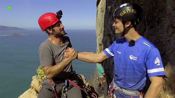 Joseba Arguiñano y Mikel Linazisoro escalando Ogoño.