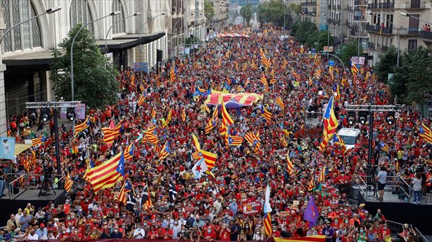 Miles de personas participan en la manifestación independentista en Barcelona. Foto: EFE