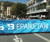 Ehunka pertsonak 13/13 sumarioaren epaiketaren aurkako manifestazioa egin dute Donostian