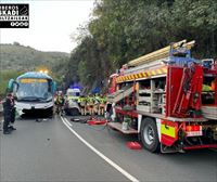 Un herido grave en la colisión de un turismo y un autobús en Zestoa