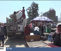 Los 'mercados de la desesperación': Los afganos venden todo lo que tienen para subsistir