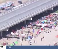 13 000 personas migrantes llevan días hacinadas en un campamento improvisado en Texas