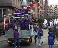 Los remeros de la 'Sotera' recorren las calles de Santurtzi en camioneta