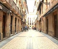 Los bares de la calle Juan de Bilbao de San Sebastián cierran en protesta por las aglomeraciones