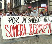 Vecinos de la calle Somera de Bilbao se manifiestan para denunciar la falta de seguridad en la zona