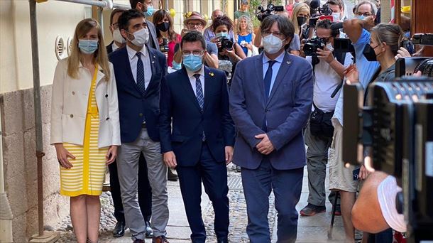 Pere Aragones and Carles Puigdemont walk around Alghero.  Photo: EFE