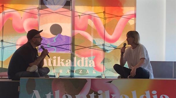Galder Perez charla con la diseñadora Josefa Cunati en el marco de la iniciativa "Artistak gertutik"