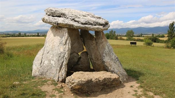 El dólmen de Sornginetxe está en la ergoiena aguraindarra de Arrízala. ÁLAVA MEDIEVAL