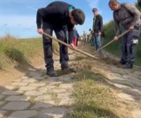Trabajos de limpieza de los tramos adoquinados de la París-Roubaix