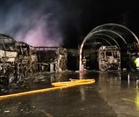 12 autobuses calcinados y otro dañado en un incendio desatado en la cochera de Pesa en Lemoa