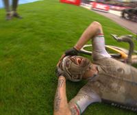 El llanto incontrolable del ganador Colbrelli y un Van der Poel abatido, en la meta de la París-Roubaix