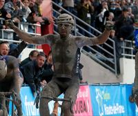 Épico final en el velódromo de Roubaix con triunfo para Colbrelli