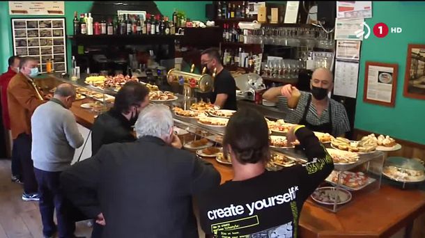 People consuming at the bar.  Image obtained from a video from EITB Media.