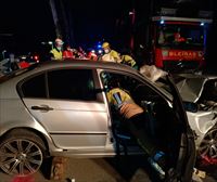 Dos personas heridas al chocar un camión y un turismo en Lezo (Gipuzkoa)