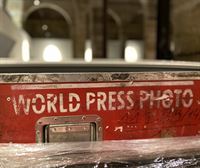Nos colamos en el montaje de la World Press Photo, que se inaugura hoy en Montehermoso