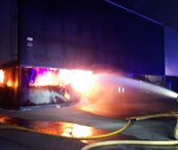 Un incendio calcina la empresa Plasma 4x4 en el polígono Subillabide, en Nanclares de la Oca 