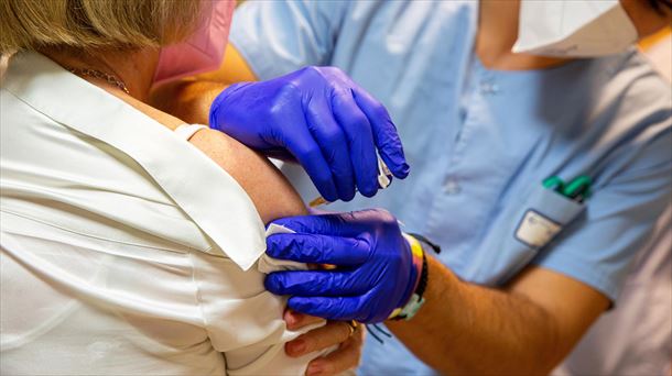 Sanitariode Osakidetza vacuna a una paciente