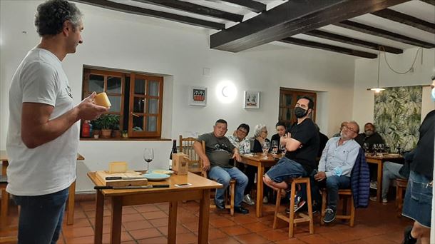 Félix Ajuria en plena cata de quesos en Ubide Taberna