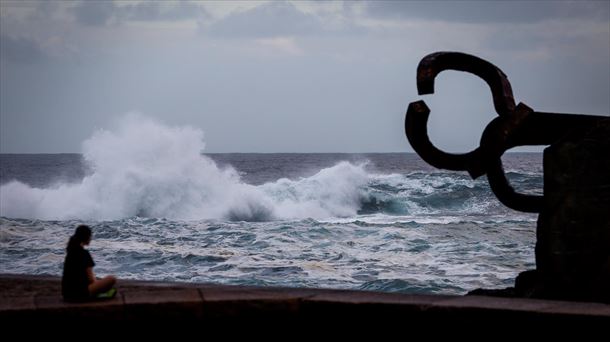 Para este fin de semana se esperan olas de cuatro o cinco metros. Foto de archivo: EFE