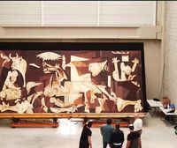 Una réplica del 'Guernica' de Picasso elaborada con unos 500 kilos de chocolate asombra en París