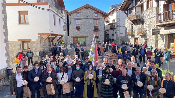 Participantes en el 40º aniversario de la DO Queso Roncal en el Burgui