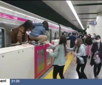 Un joven hiere a 17 personas en el metro de Tokyo