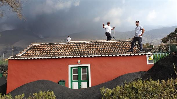 Miembros de Galdakaoko Boluntarioen Gizarte Elkartea en labores de limpieza en un tejado