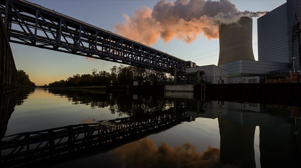 Una central alemana arrojando carbón