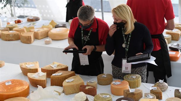 Oviedoko World Cheese Awards sariak topaleku bilakatu dira sektorearentzat. Argazkia: EFE