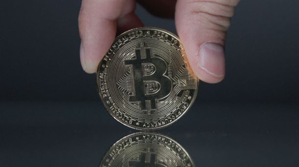 Imagen de una moneda con el símbolo de la criptomoneda Bitcoin (EITB)