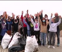 Alumnos y alumnas de diferentes centros de Getxo recogen plástico en la playa de Arrigunaga