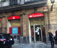 Santander banketxeak eskudirua leihatilan sartzeagatik kobratzeari utzi beharko dio
