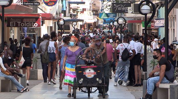 Grupos de ciudadanos cubanos caminan hoy, en La Habana (Cuba). 