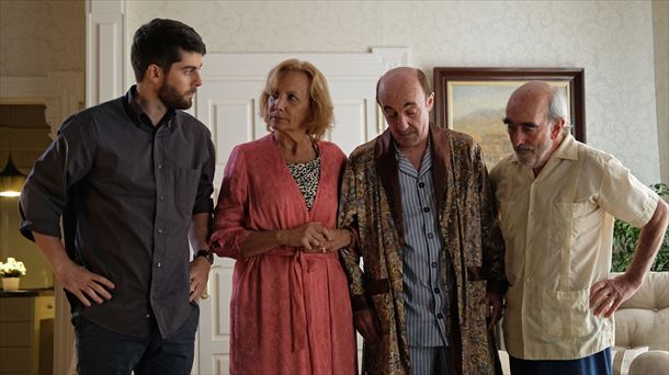 Iban Garate, Elena Irureta, Ramon Agirre y Paco Sagarzazu en la película 'Agur Etxebeste!'