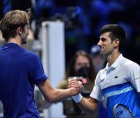 Zverevek Djokovic garaitu du eta Medvedeven aurka jokatuko du finala