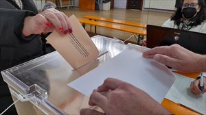 Ejerciendo el derecho a voto en una de las 333 urnas electorales repartidas por todo el territorio alavés