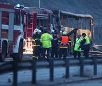 Gutxienez 45 pertsona hil dira autobus batek su hartuta, Bulgarian