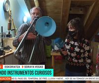 Javier Etxebarrieta ''Patas'' nos enseña su colección de instrumentos hechos a mano con material reciclado